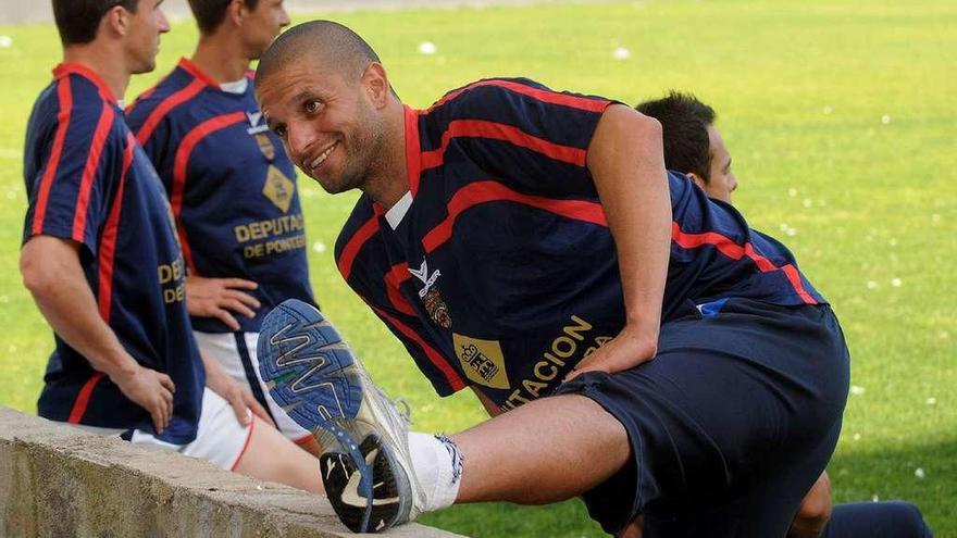 Ígor estirando durante un entrenamiento con el Pontevedra en Pasarón. // Rafa Vázquez