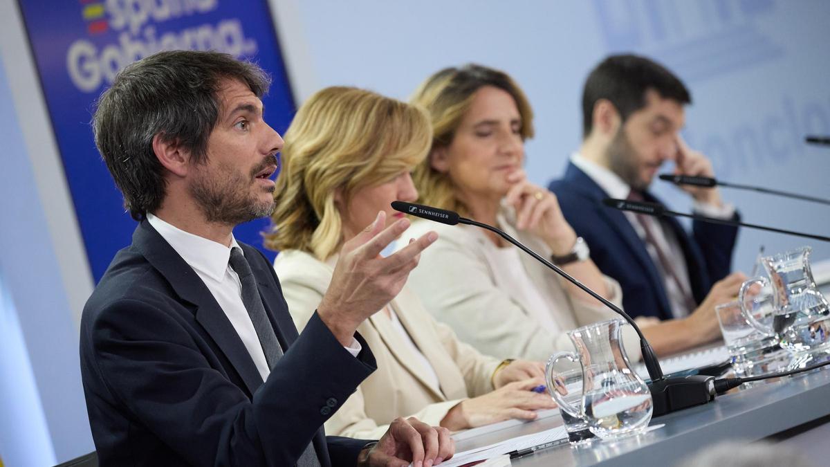 El ministro de Cultura, Ernest Urtasun, en primer término durante su comparecencia tras el Consejo de Ministros de este martes.