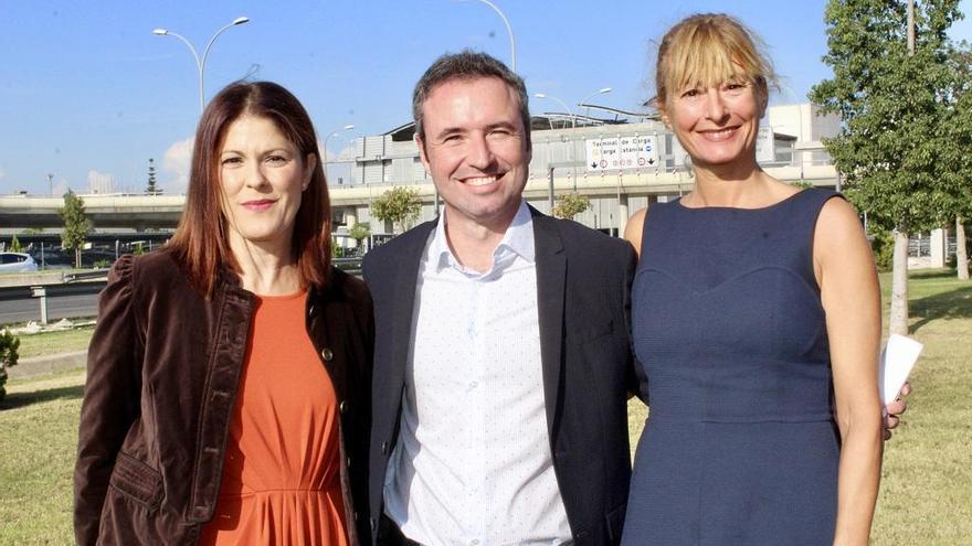 Guillermo Díaz, rodeado por Noelia Losada e Irene Rivera, en el Aeropuerto de Málaga.