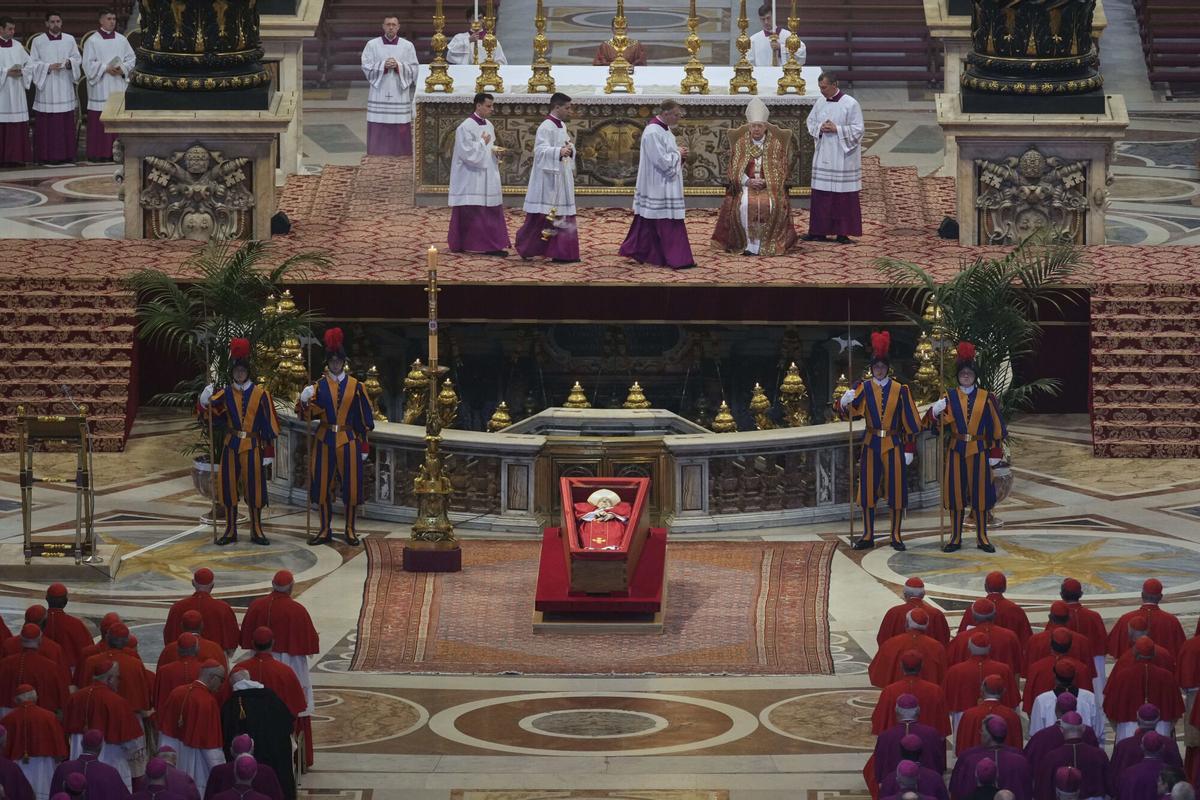 El trasllat del fèretre del papa Francesc a la basílica de Sant Pere, en imatges