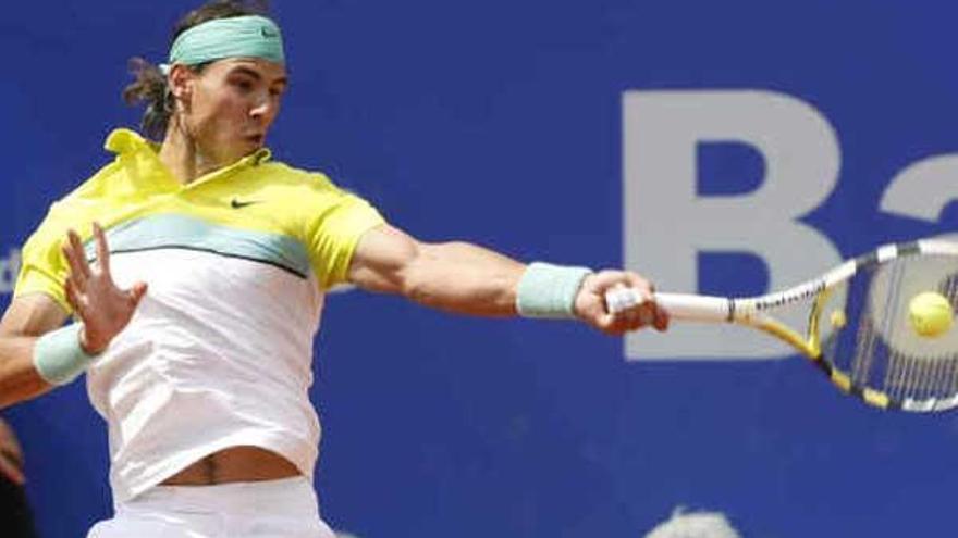 Rafa Nadal golpea la bola durante un partido del torneo Conde de Godó