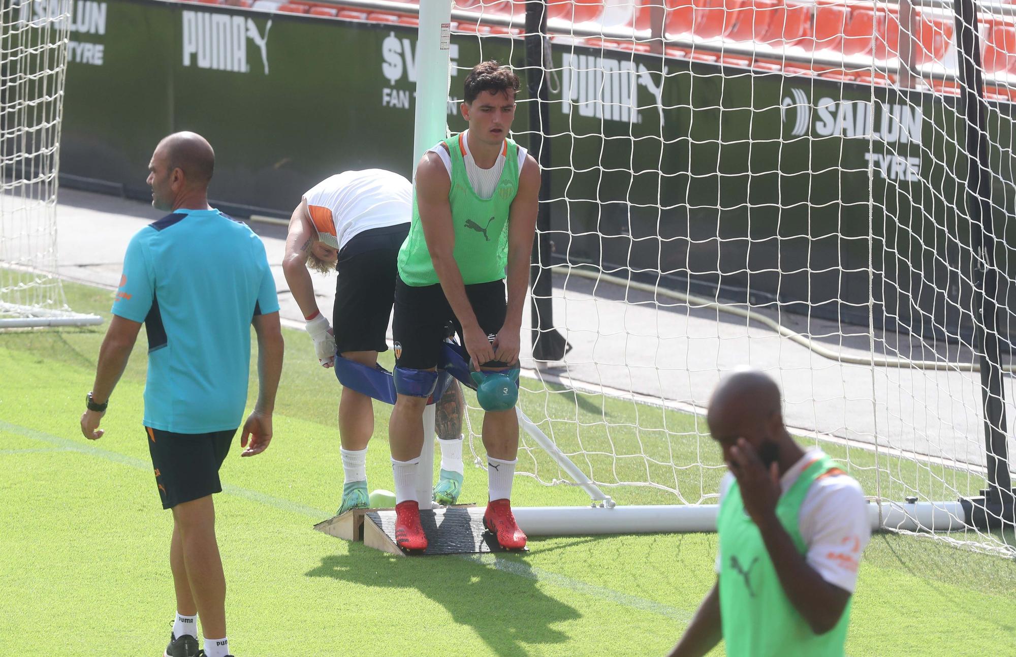 Sesión en Mestalla con Maxi Gómez y Alderete