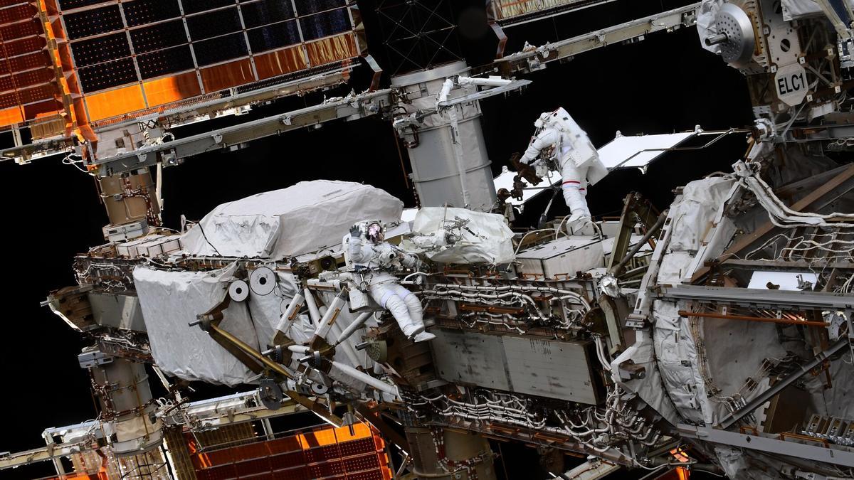 Astronautas en el exterior de la Estación Espacial Internacional en una imagen de archivo.