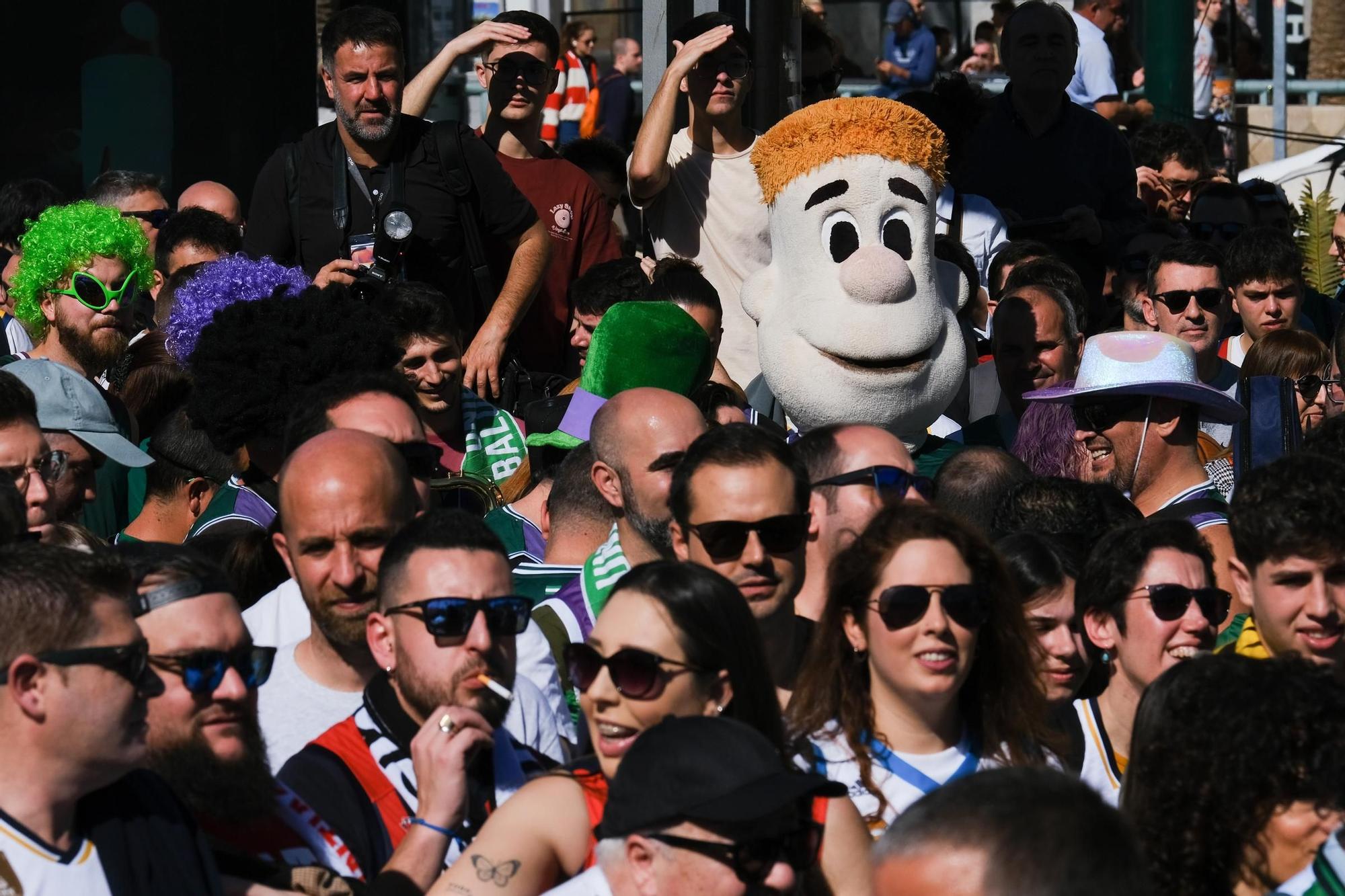 Las aficiones de la Copa toman el centro de Málaga