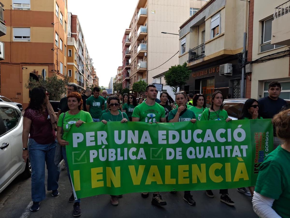 Las imágenes de la multitudinaria e histórica manifestación de los docentes y familias en Dénia