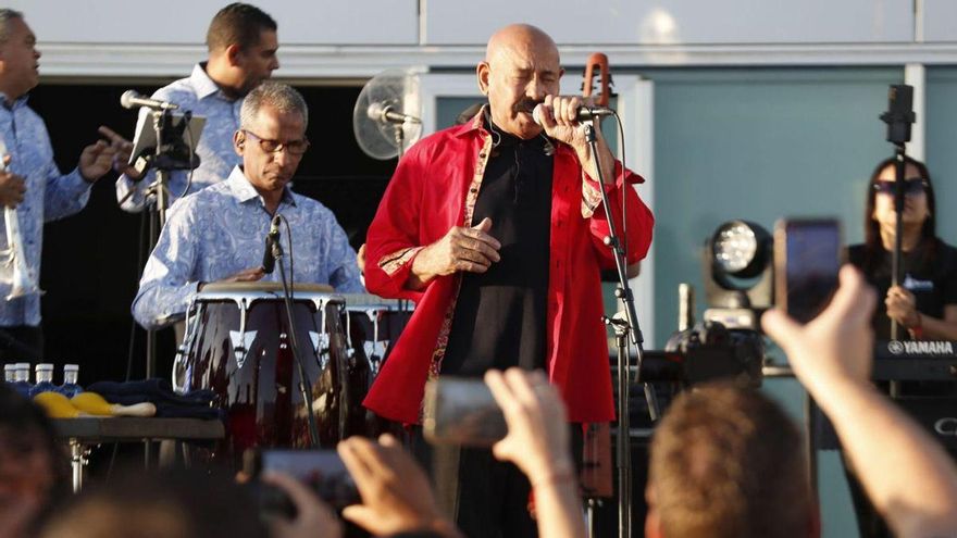 La terraza del Mar de Vigo se arranca a bailar con los sones de Óscar D’León.