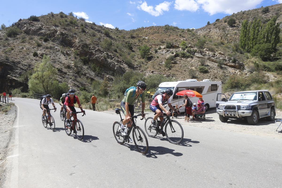 Los cicloturistas subieron el puerto de El Pico del Buitre pocas horas antes que los profesionales