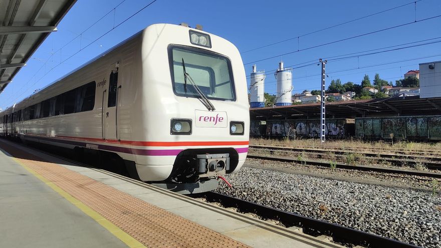 Dos viajeros borrachos intentan agredir a un maquinista en un tren Vigo-Ponferrada y obligan a acabar el trayecto en bus