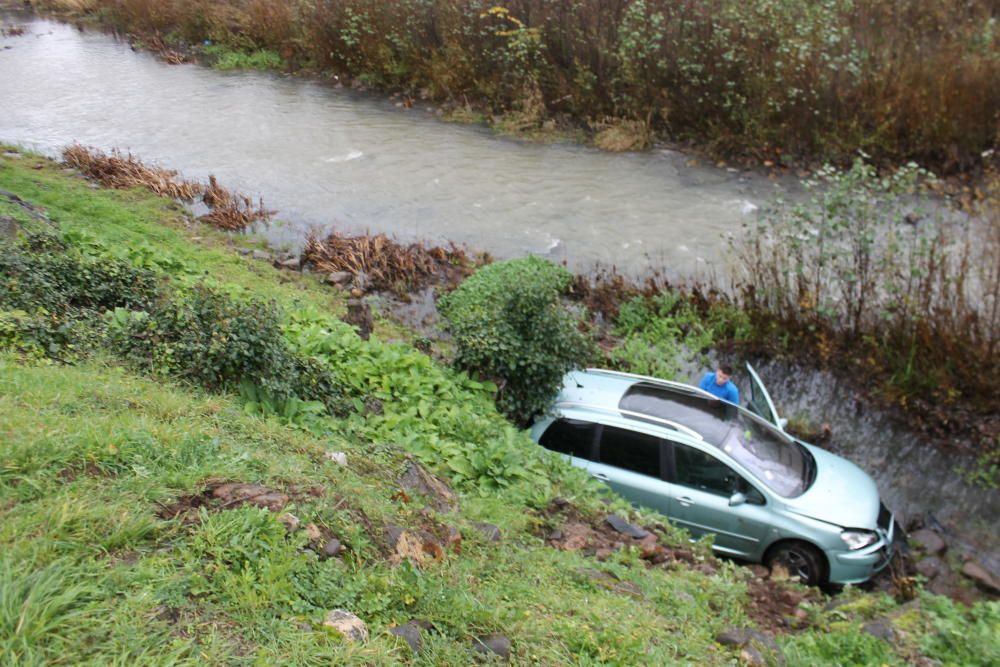 Cae un coche al río en Grado