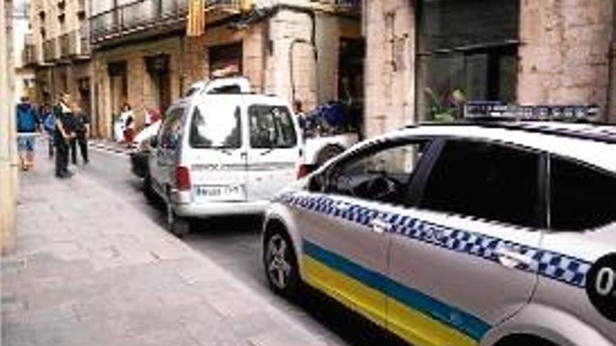 Una grua aparca un cotxe al carrer Ciutadans per poder maniobrar