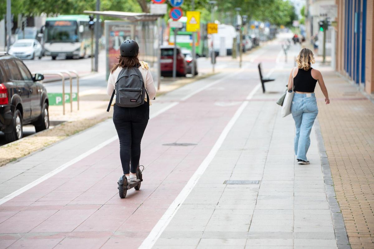 Una usuaria en su patinete eléctrico circula por el carril bici de Castelló.