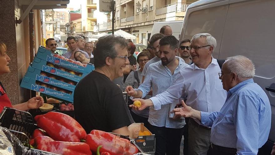 Joan Ribó conversa ayer con varios agricultores en Benimaclet.