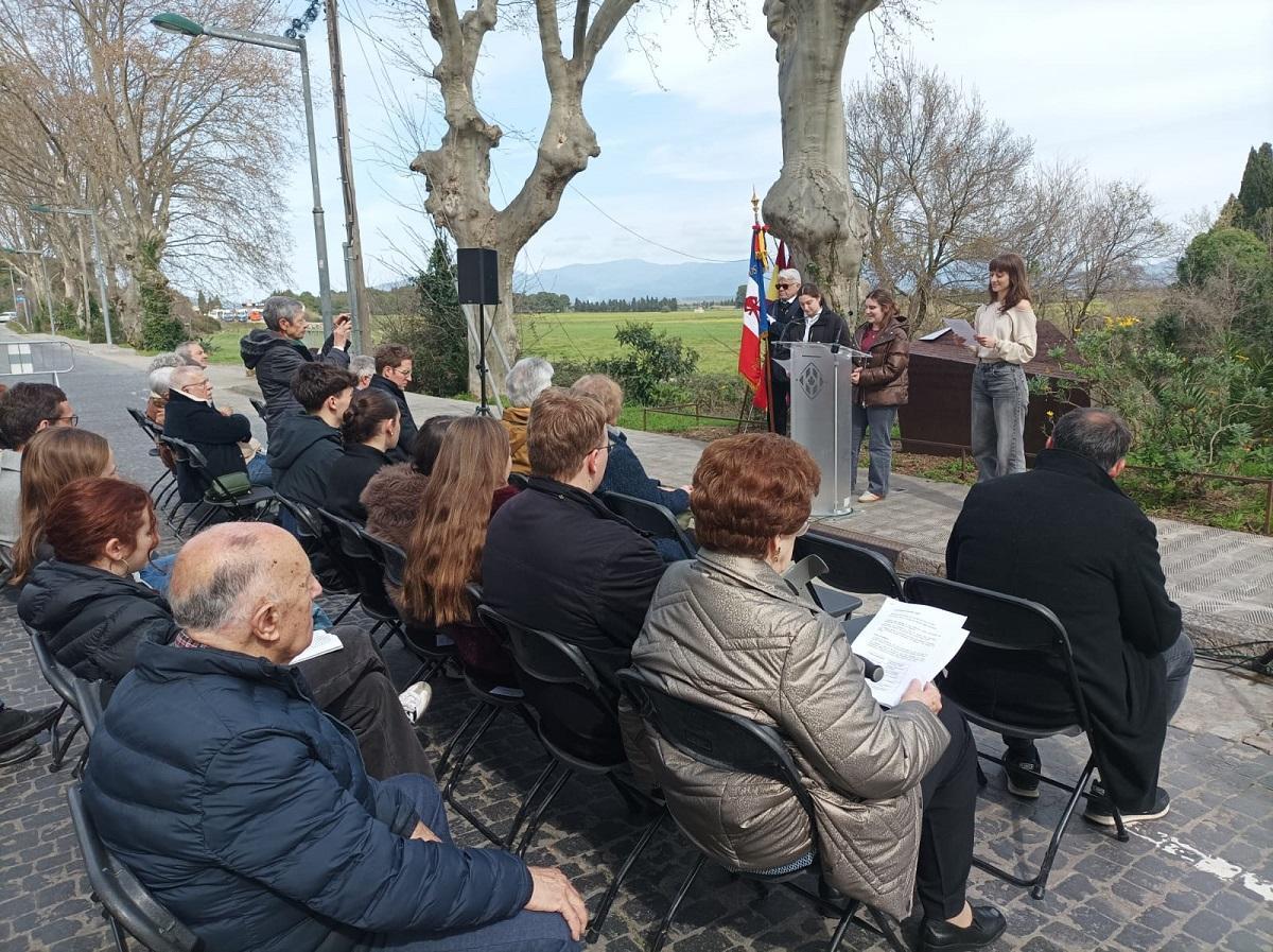 Un moment de la intervenció dels alumnes durant l'homenatge als exiliats a Figueres
