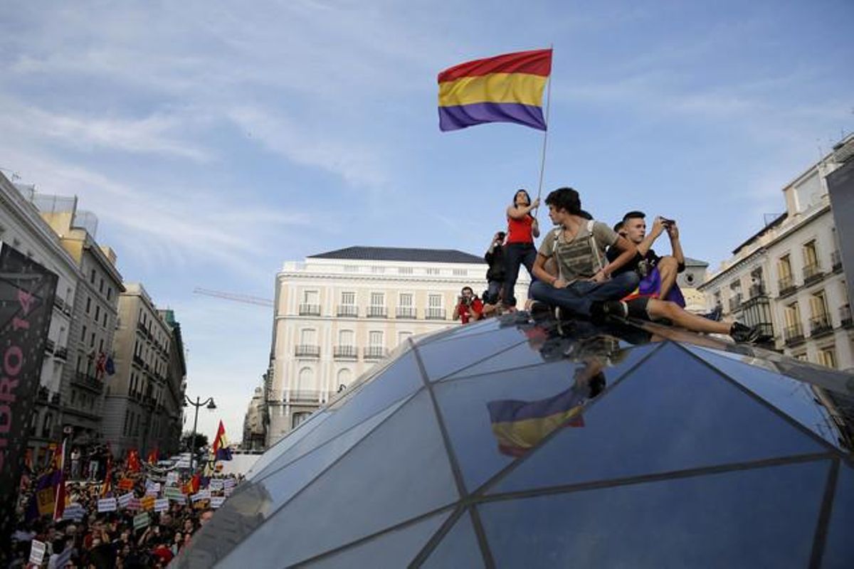 Una bandera republicana oneja sobre l’entrada del metro a la Puerta del Sol de Madrid, aquest dilluns a la tarda.