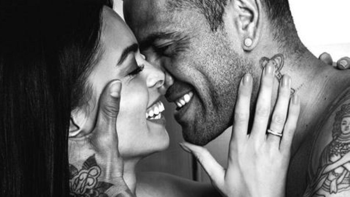 Joana Sanz y Dani Alves, muy enamorados