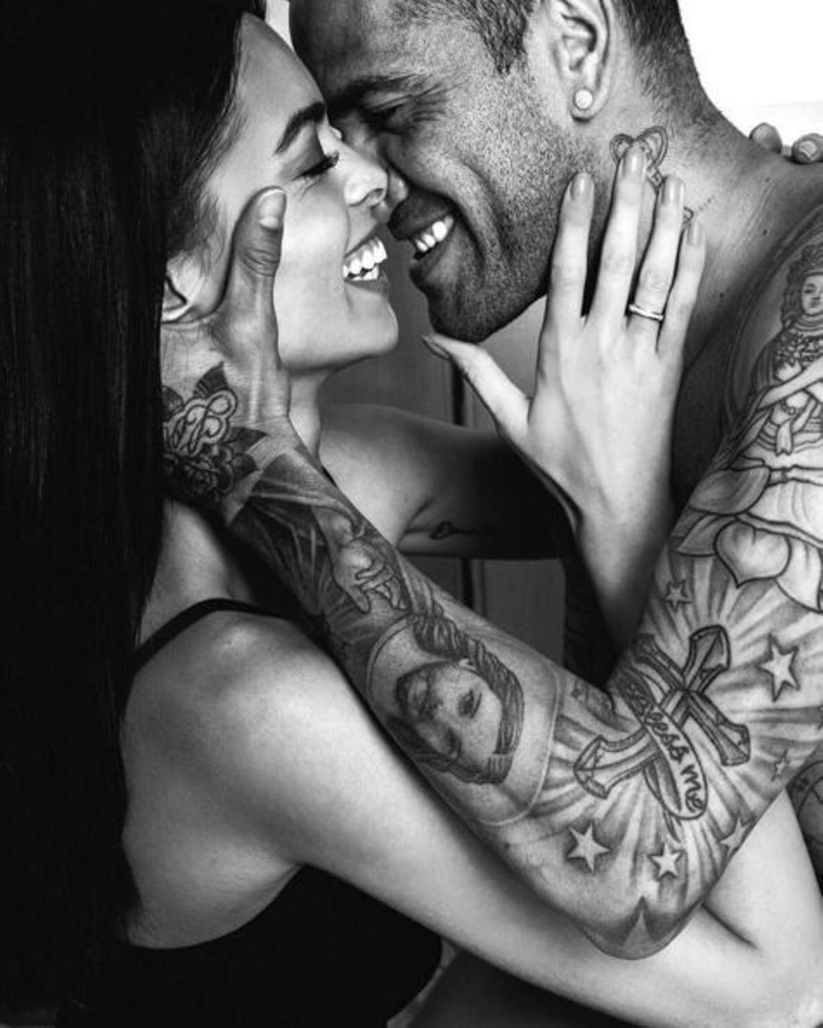 Joana Sanz y Dani Alves, muy enamorados