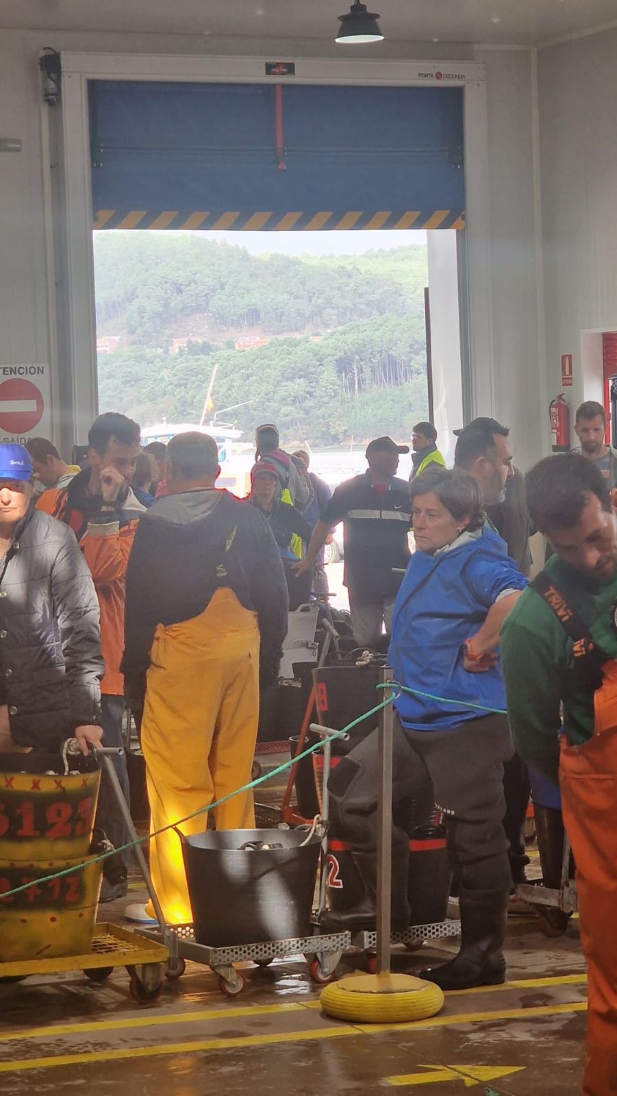 Así es el día a día en el puerto y la lonja de O Testal (Noia), donde cada vez se dan cita más mariscadores arousanos.