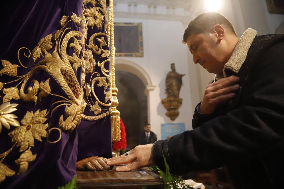 Devoción, besapiés y besamanos en el primer viernes de marzo en Córdoba, que ya huele a Semana Santa