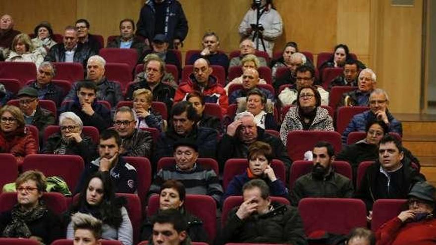 Vecinos de Chapela en una asamblea en el Multiusos. // Ricardo Grobas