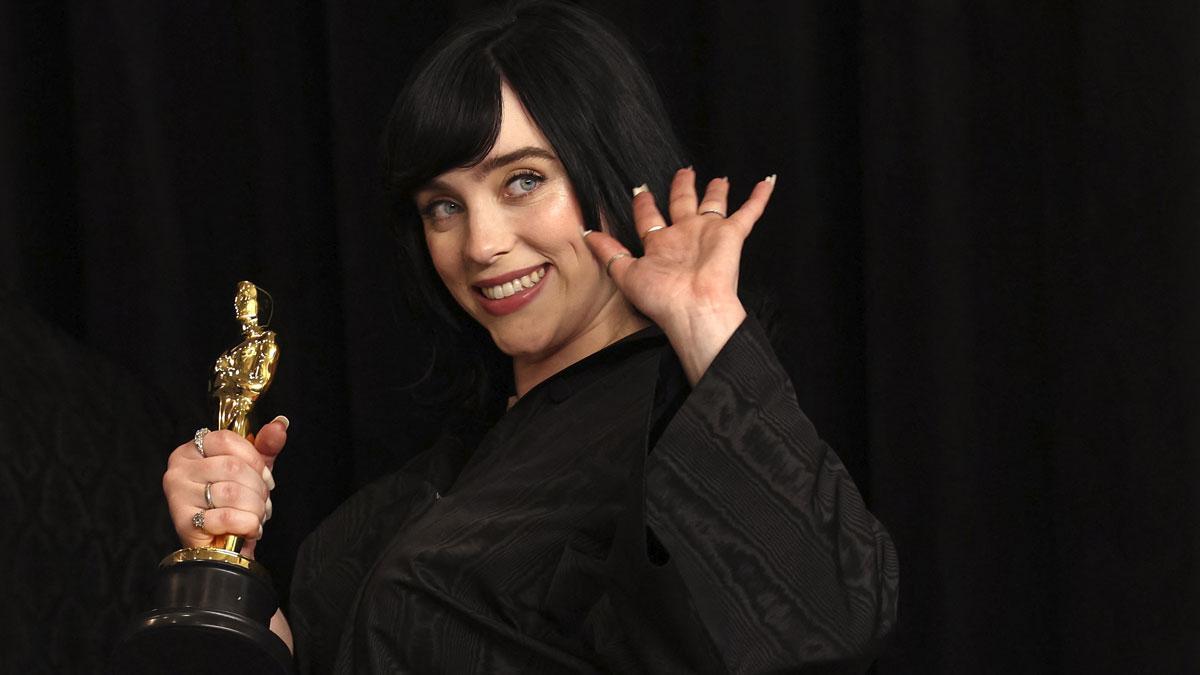 Billie Eilish con el Oscar a mejor canción original por ’Sin tiempo para morir’.