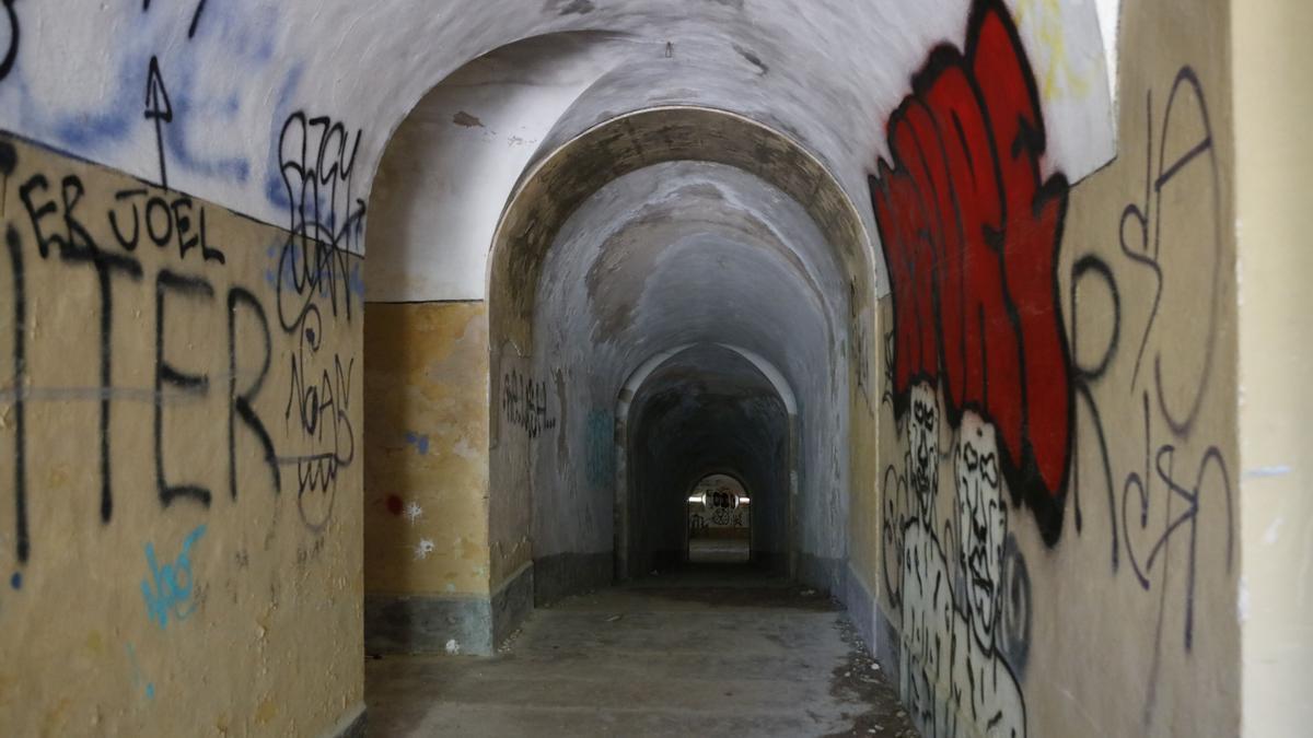 Ein weites Tunnelsystem verbrigt sich unter dem Fortí de Illetes. Auch hier sind die Wände voll mit Graffiti.