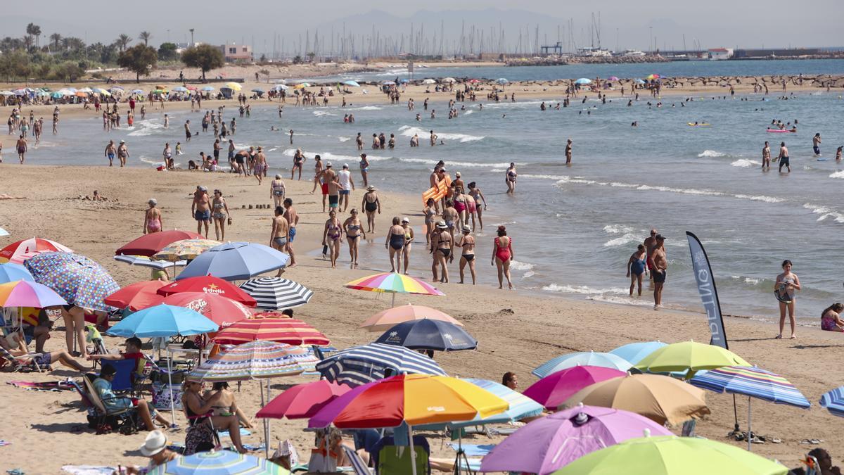 Bañistas en la playa del Port de Sagunt.