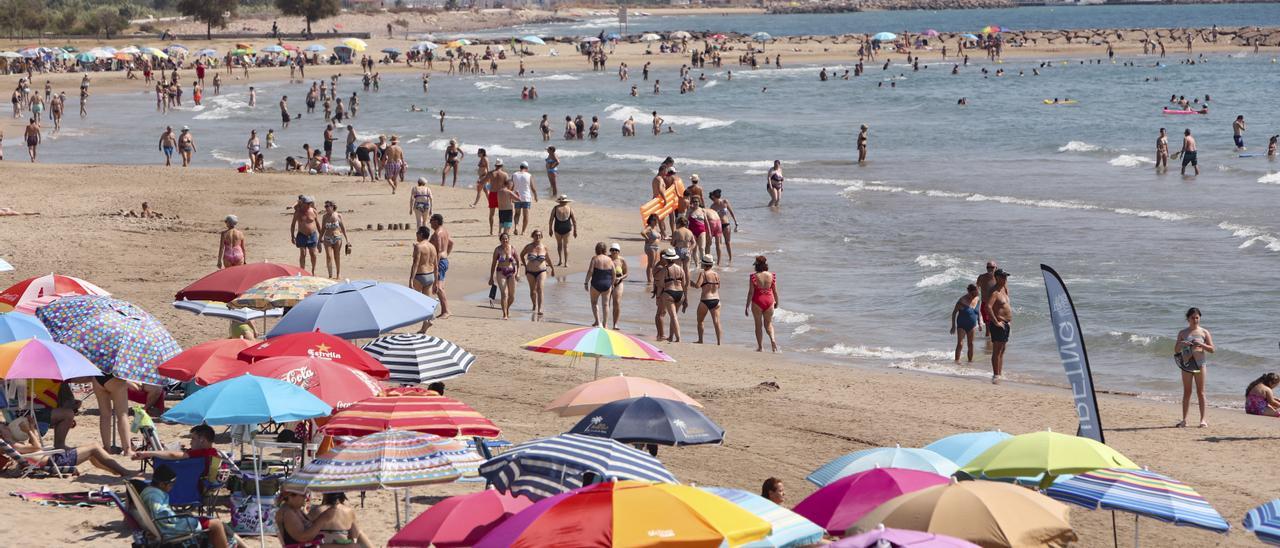 Banyistes a la platja del Port de Sagunt.