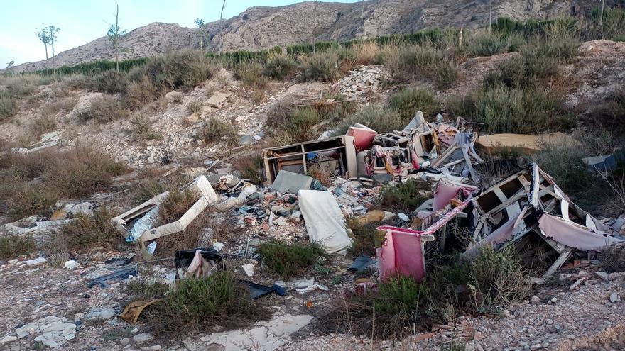 El Ayuntamiento de Villena retira un vertido ilegal de escombros y enseres en La Solana
