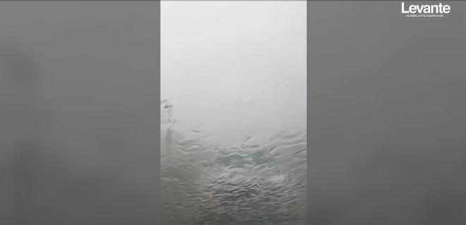 Reventón húmedo en Valencia: "Volaban piedras por la carretera"