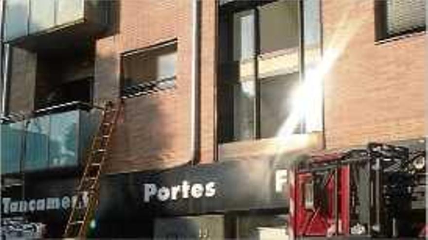 Crema una habitació d&#039;un pis de Girona i moren dos gats