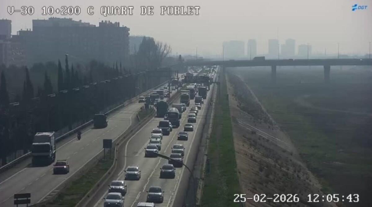 Imagen de la V-30, a la altura de Mislata y donde es visible, al fondo, el banco de niebla que penetra en València desde el mar.