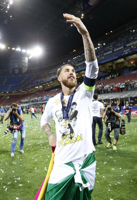 Los jugadores del Real Madrid celebran el título