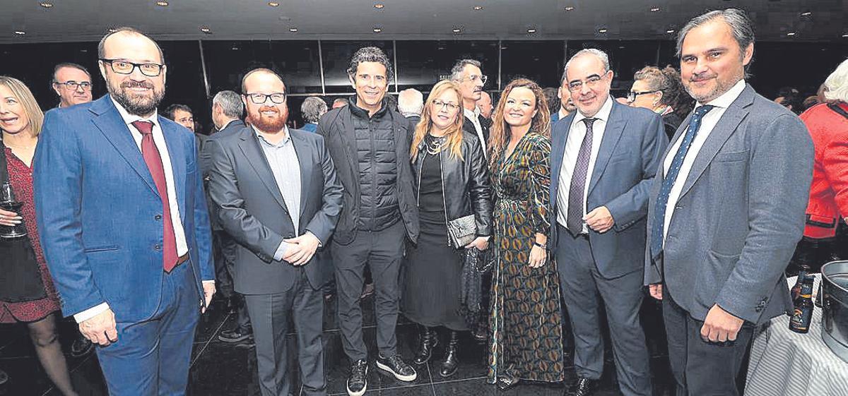 David Navarro, redactor de INFORMACIÓN; Quino Palací, Alfredo Millá y Susana de Juan, de Ineca; Sómnica Bernabeu, artista y empresaria; Nacho Amirola, presidente de Ineca; y Nacho Lloret, empresario de la plaza de toros de Alicante.