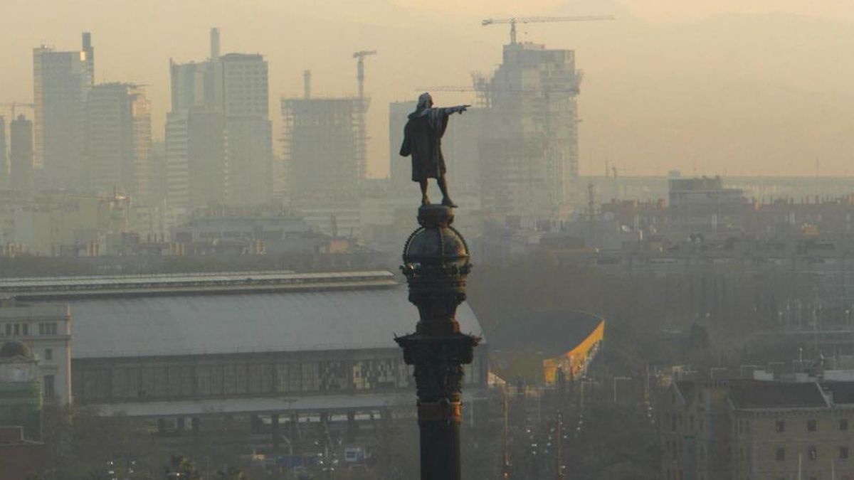 L’estàtua de Colom, en la part baixa i la Rambla, en un matí contaminat a Barcelona. | FERRAN NADEU L’estàtua de Colom, en la part baixa i la Rambla, en un matí contaminat a Barcelona. | FERRAN NADEU