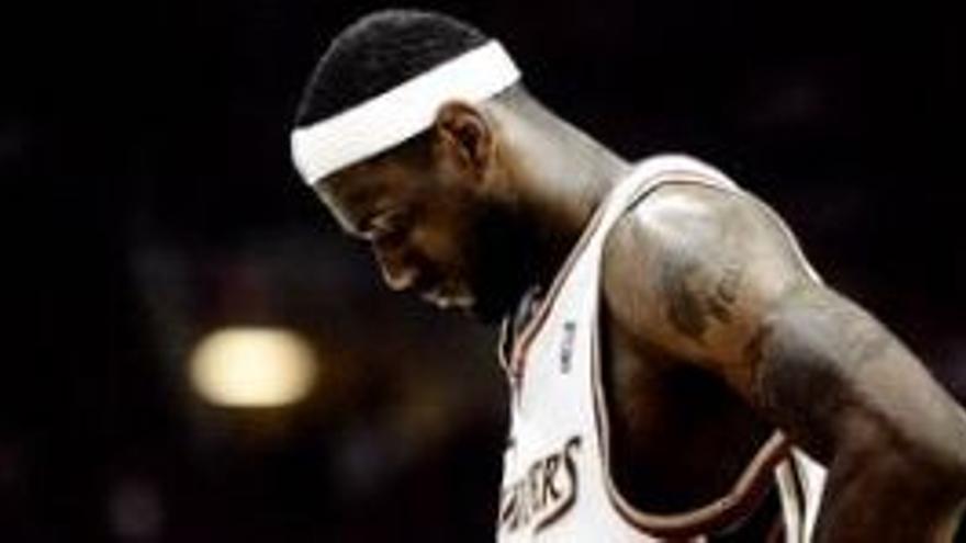 Lebron no puede con los spurs (72-75)