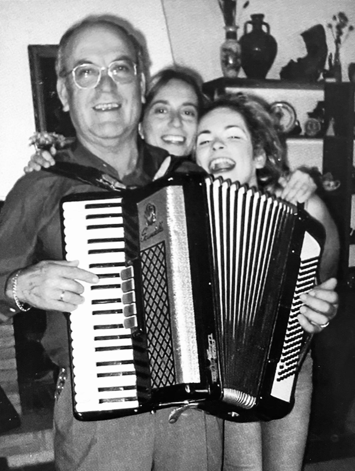 Cristina Pato (derecha) junto a su hermana Raquel y Dositeo, su padre, con el acordeón