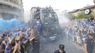 La Asturias azul inunda de euforia las calles de Oviedo: "Esto es como el Día de América, pero a lo bestia"