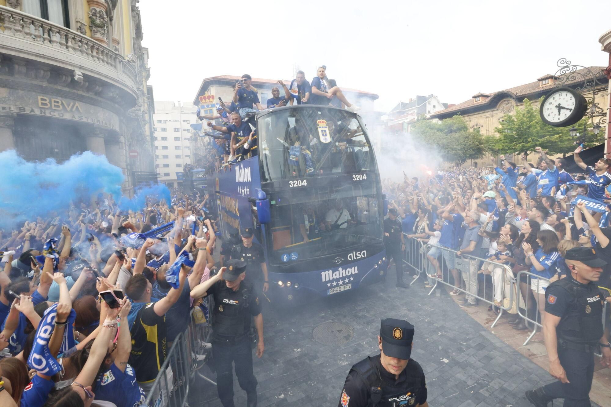 Locura azul en las calles de Oviedo para celebrar el ascenso del equipo a Primera División