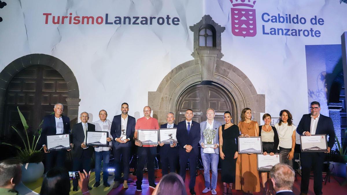 El presidente del Cabildo de Lanzarote, Oswaldo Betancort, y la consejera de Turismo de Canarias, Jéssica de León, con los premiados por Turismo Lanzarote