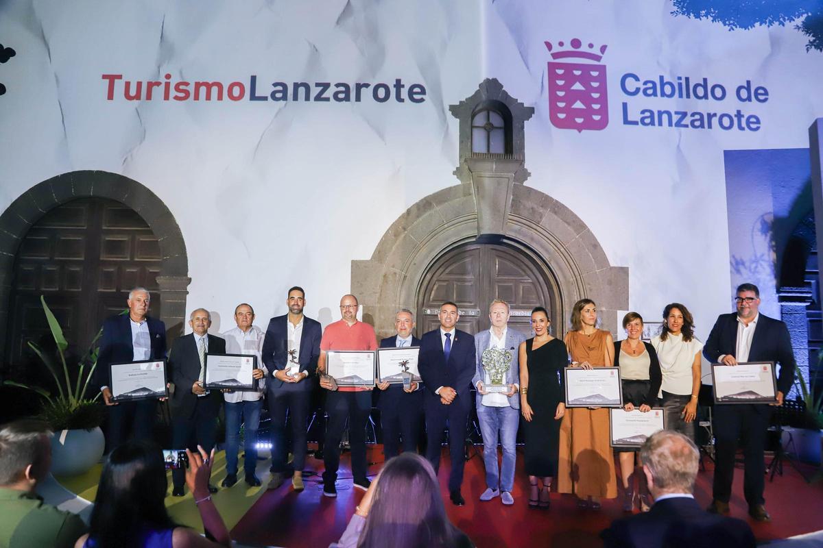 El presidente del Cabildo de Lanzarote, Oswaldo Betancort, y la consejera de Turismo de Canarias, Jéssica de León, con los premiados por Turismo Lanzarote