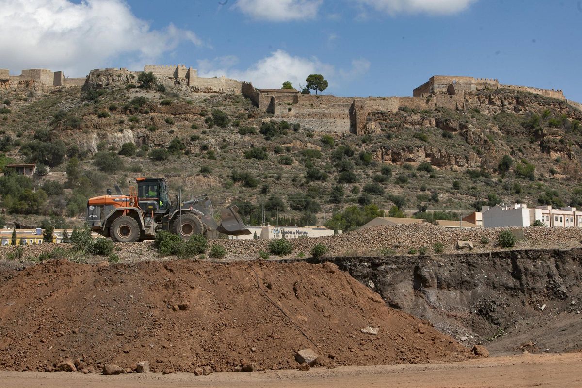Excavadora en plenos trabajos en el acceso sur a Sagunt.