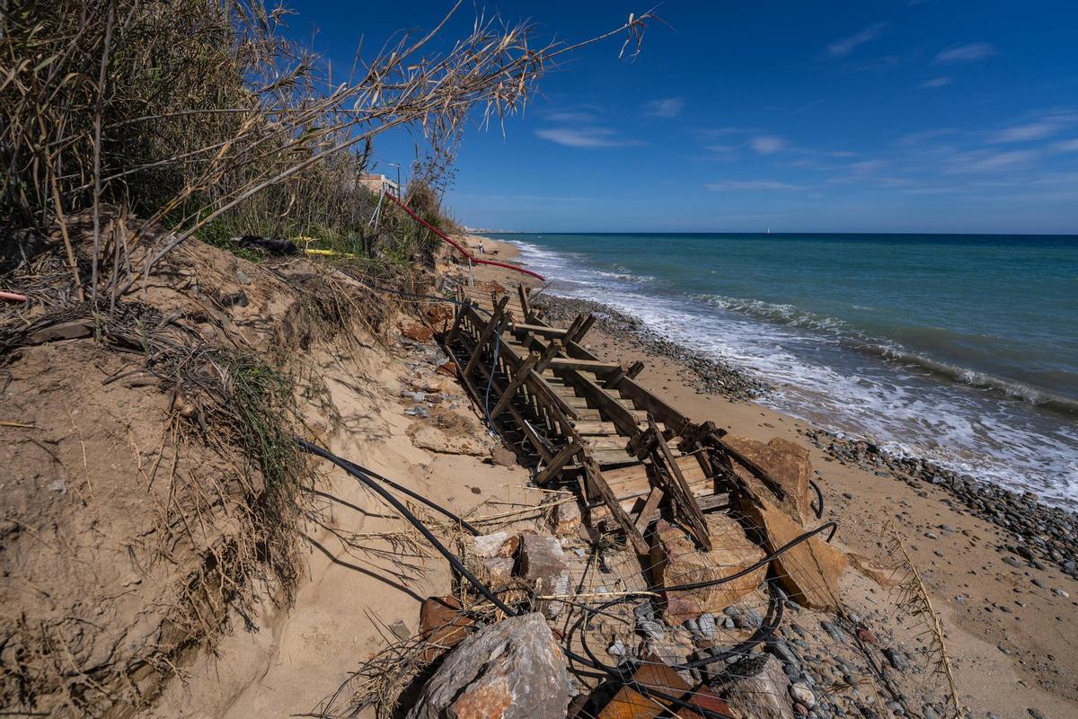 El temporal marítimo destroza buena parte de las playas del litoral catalán.