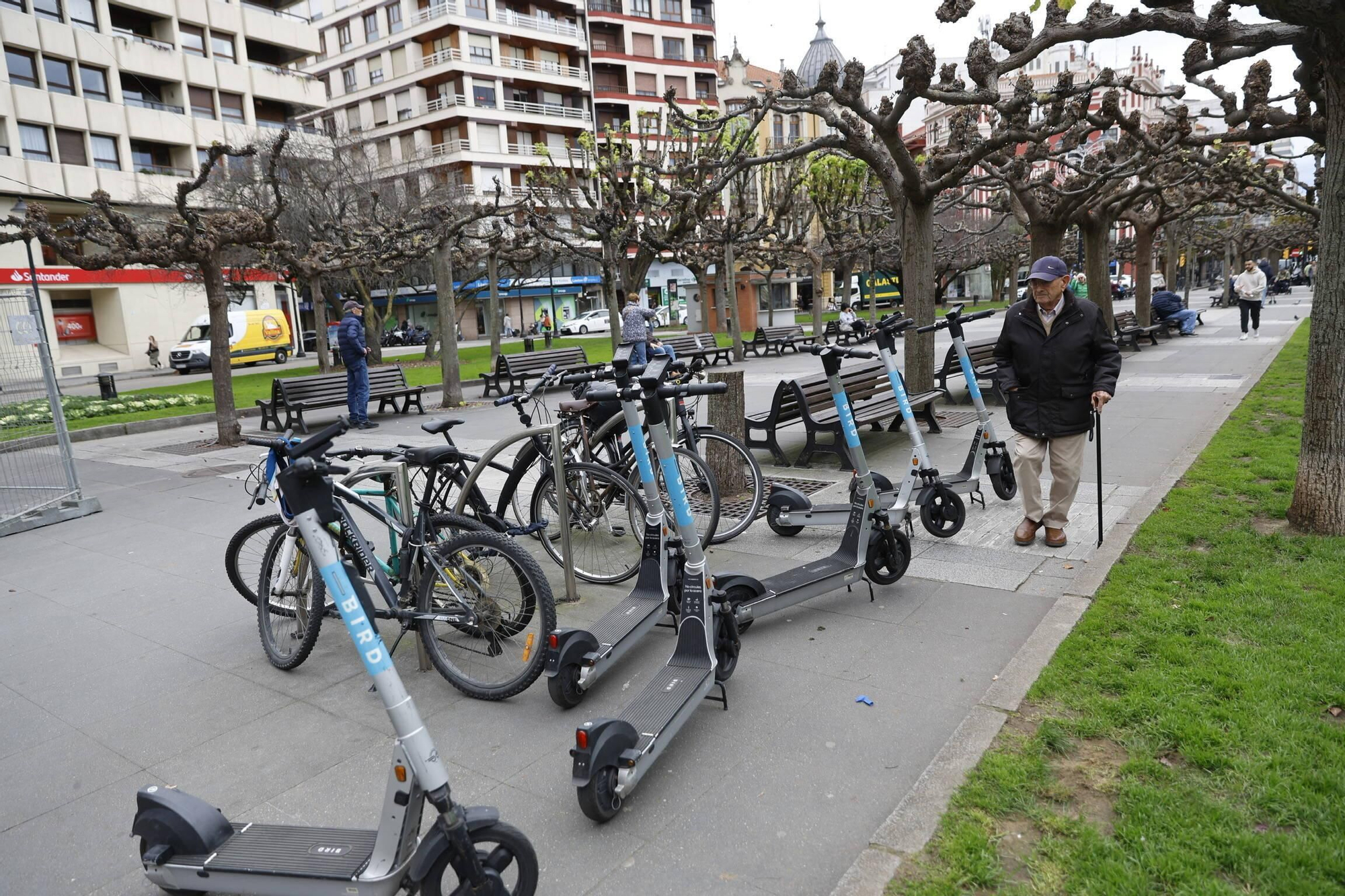 Los patinetes eléctricos aparcan el "civismo" en Gijón (en imágenes)