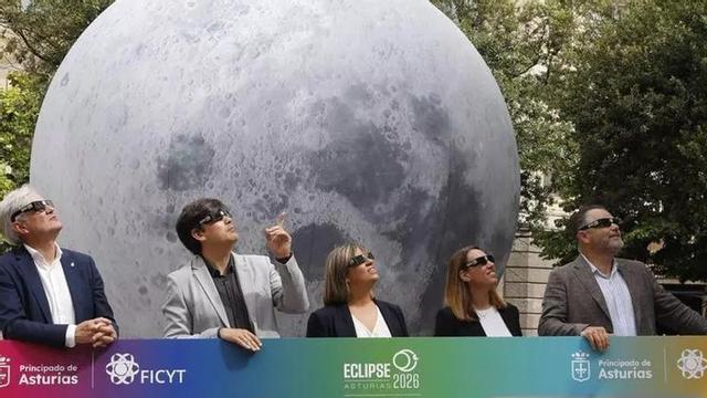 Marcos Niño, Borja Fernández, Gimena Llamedo, Arantza Fernández y  Carlos Paniceres, con las gafas del eclipse, ante el expositor del Principado, en Oviedo. | Fernando Rodríguez