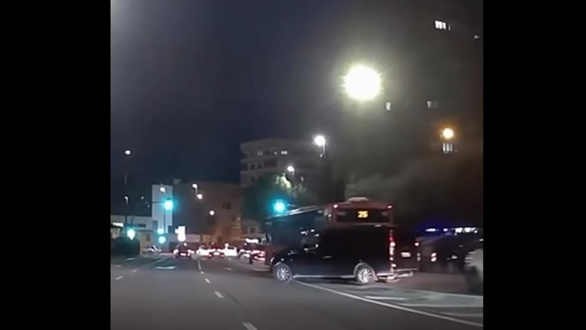 Captura del momento en el que una furgoneta casi provoca un accidente.