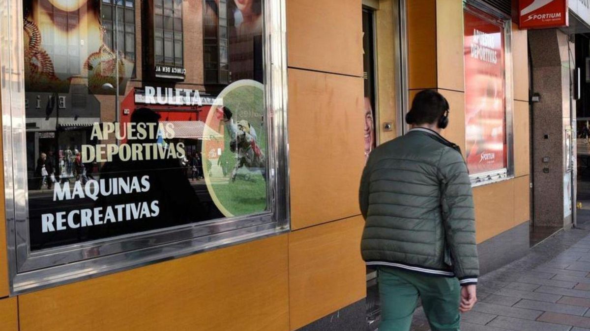 Imagen de archivo de un salón de apuestas deportivas en València. | LEVANTE-EMV