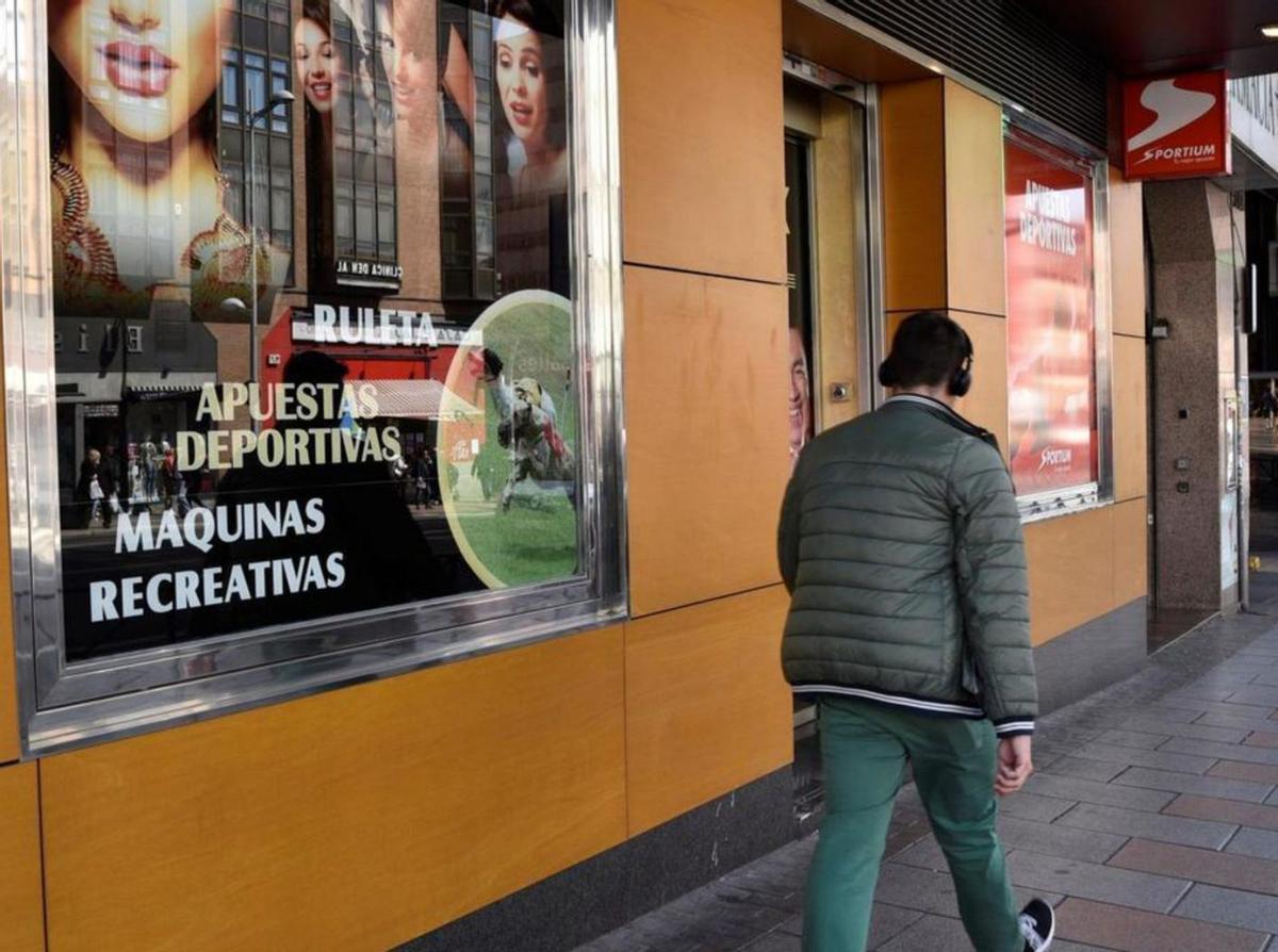Imagen de archivo de un salón de apuestas deportivas en València. | LEVANTE-EMV