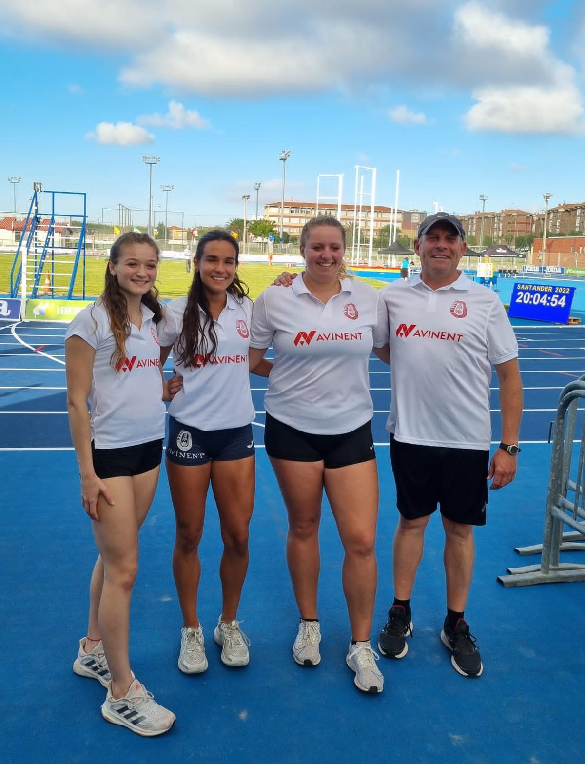 Patrícia Serrano, Meritxell Tarragó, Montserrat Montañès i el seu entrenador Joan Domingo, d'esquerra a dreta