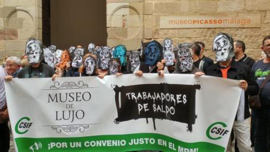 Protesta de los trabajadores del Picasso  | LA OPINIÓN