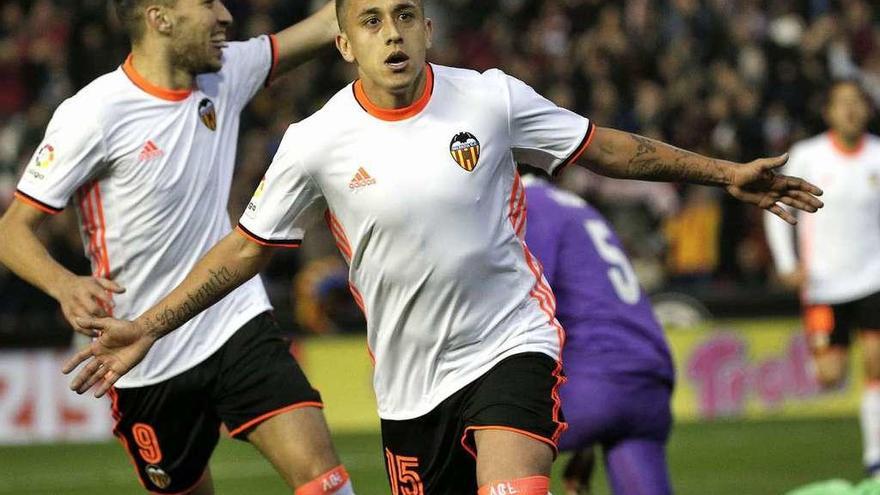 Fabián Orellana festeja el gol que ayer le marcó al Real Madrid en Mestalla. // Manuel Bruque